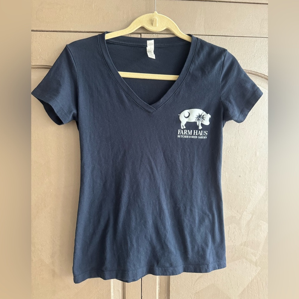 Farm Haus butcher & beer garden Navy V-Neck T-Shirt size Medium